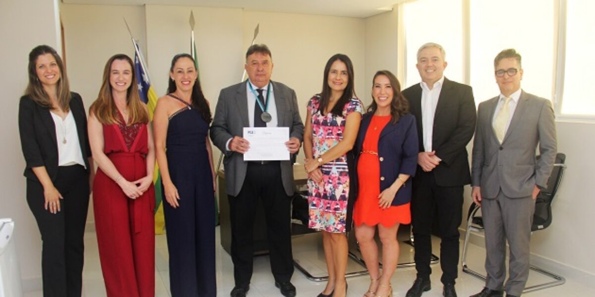 Físico homenageado pelo Conselho de Procuradores recebe Medalha do Mérito na PGE-GO