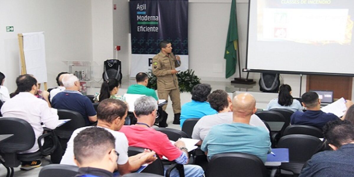 Membros da brigada de incêndio da PGE-GO recebem treinamento do Corpo de Bombeiros