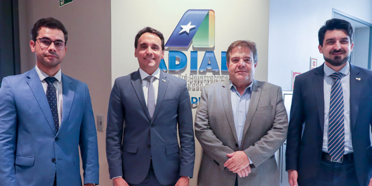 PGE-GO apresenta mecanismos de redução da litigiosidade tributária em reunião na Adial