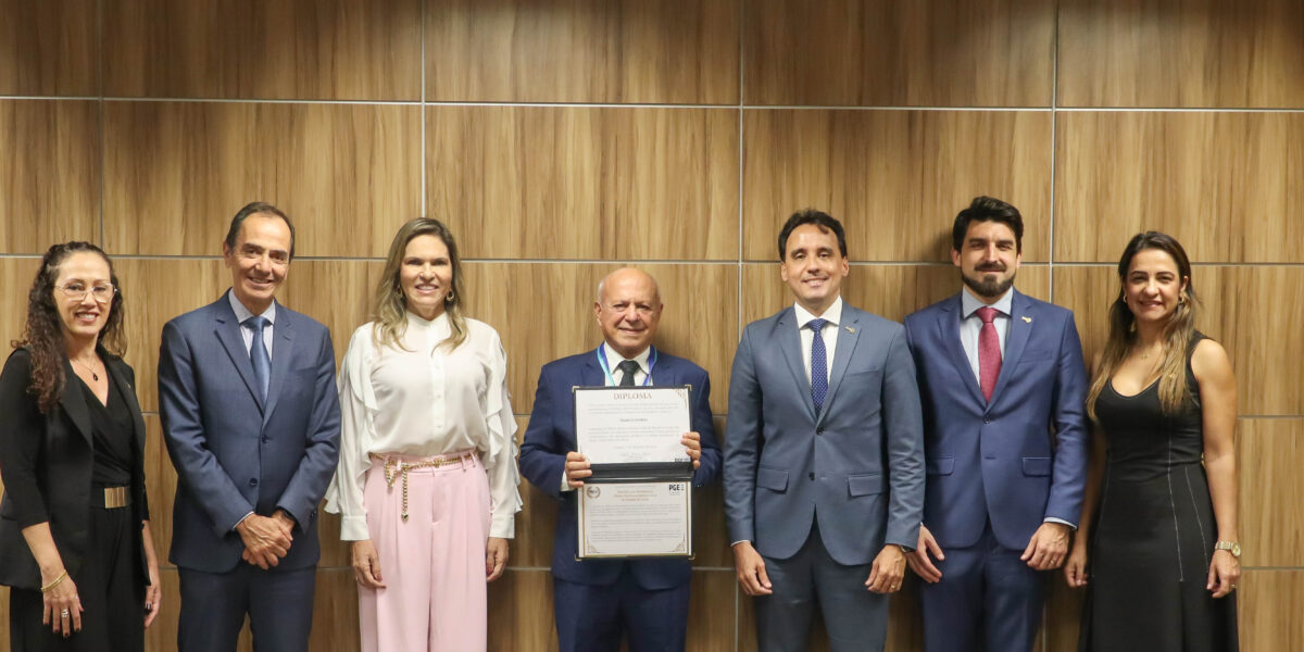 Medalha do Mérito: PGE-GO presta homenagem ao desembargador Maurício Porfírio Rosa
