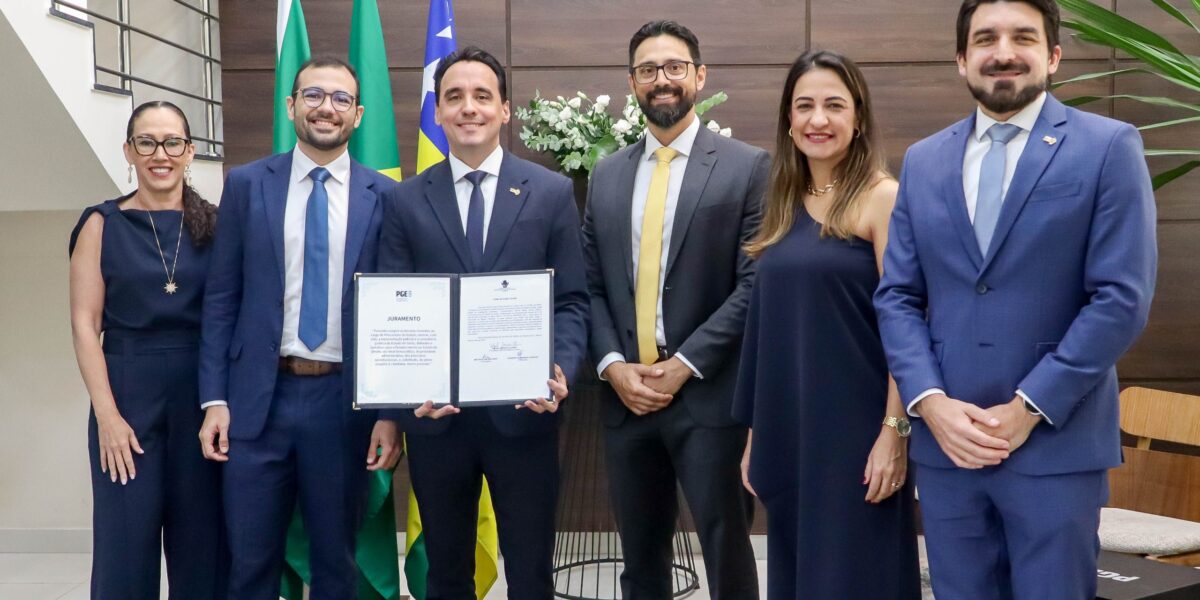 PGE-GO reforça seu quadro institucional com a posse de dois novos procuradores