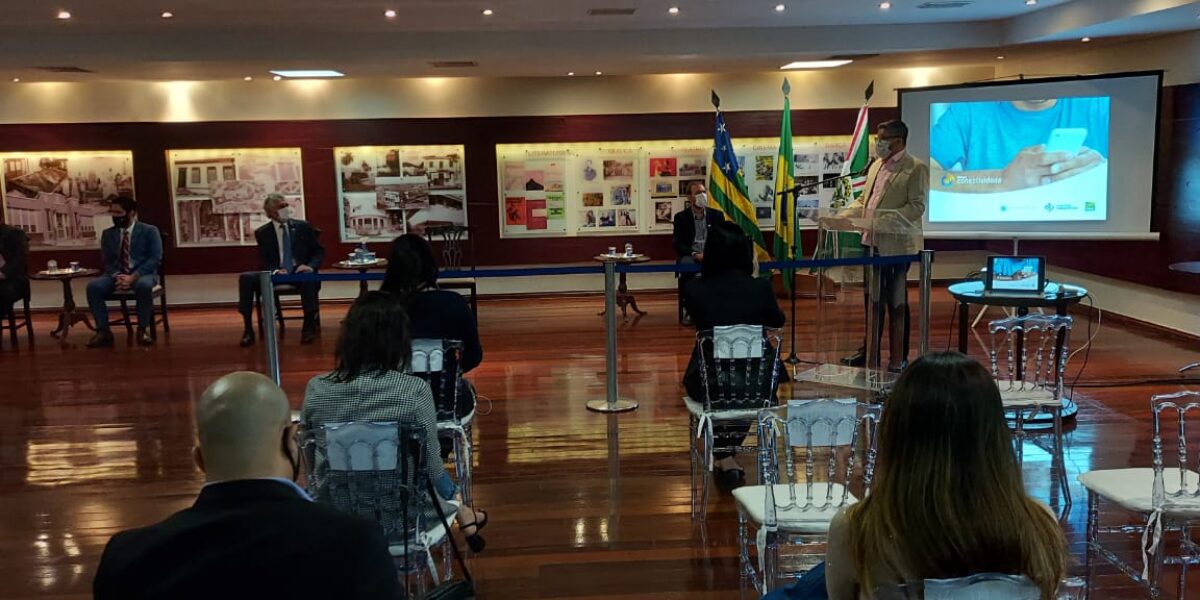 Governador lança Bolsa Conectividade e anuncia retomada da Bolsa Permanência para alunos da UEG