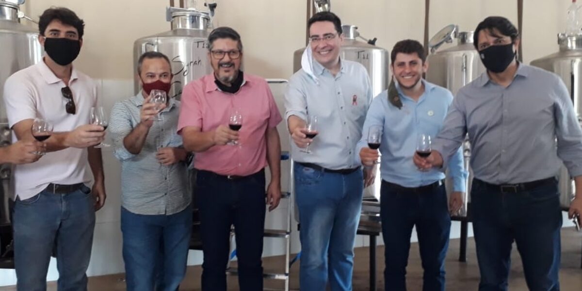Equipe da Retomada acompanha visita técnica a projeto de produção de vinho e suco de uva em Ipameri