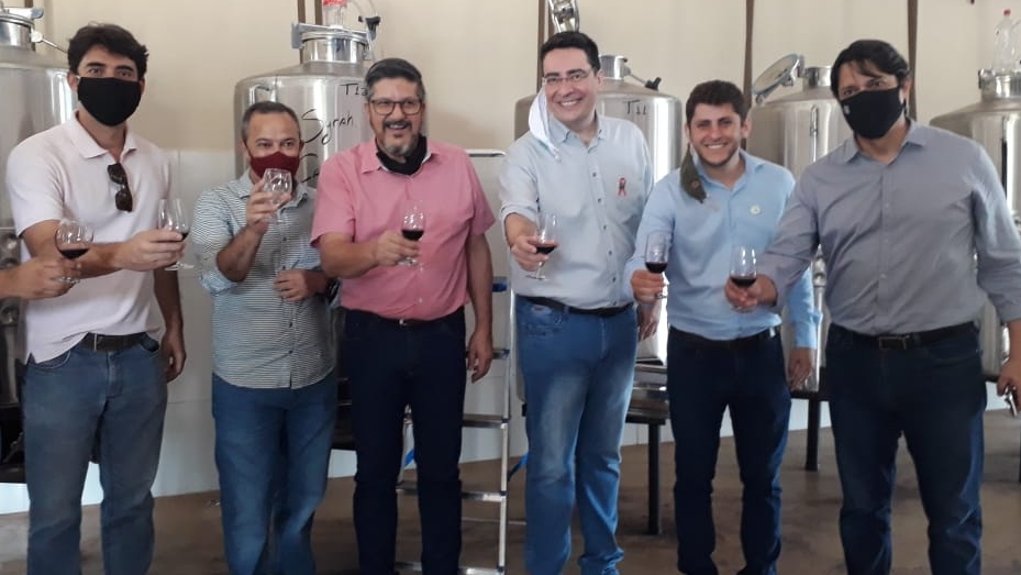 Equipe da Retomada acompanha visita técnica a projeto de produção de vinho e suco de uva em Ipameri