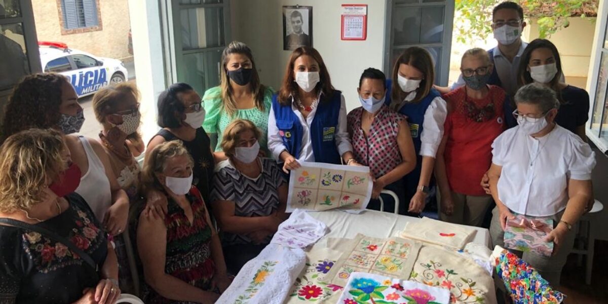 “Temos que mostrar o artesanato goiano para o Brasil”, diz Gracinha Caiado ao visitar municípios da região sul do Estado