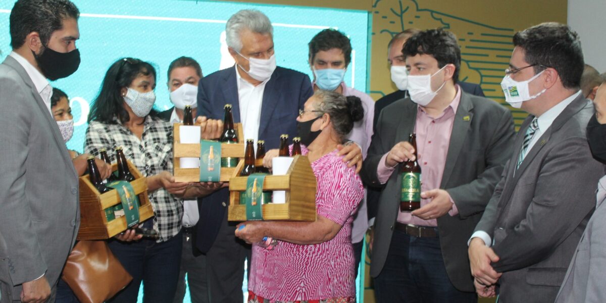 Governador Ronaldo Caiado celebra lançamento da cerveja regional Esmera, feita por goianos e para goianos