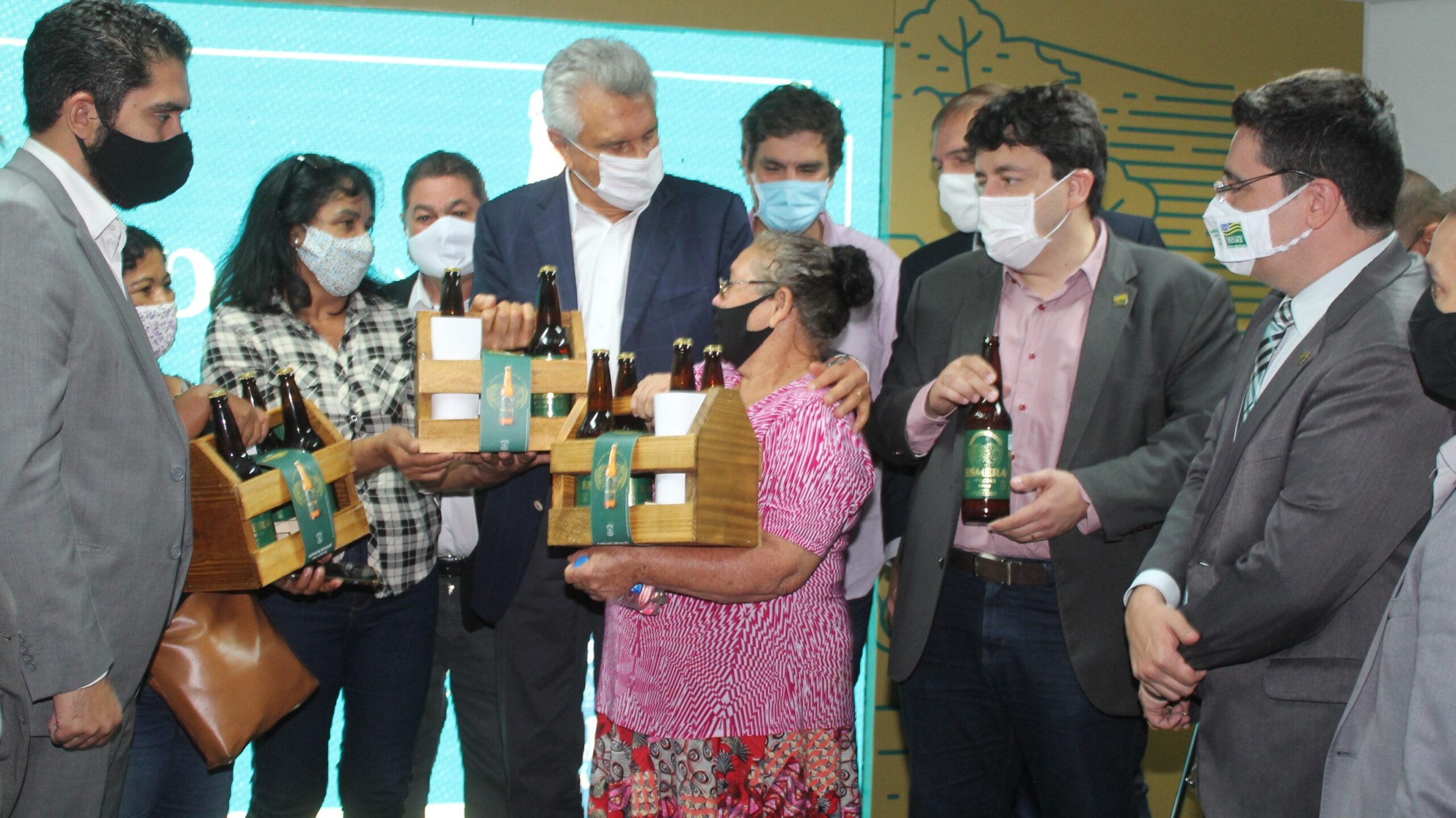 Governador Ronaldo Caiado celebra lançamento da cerveja regional Esmera, feita por goianos e para goianos