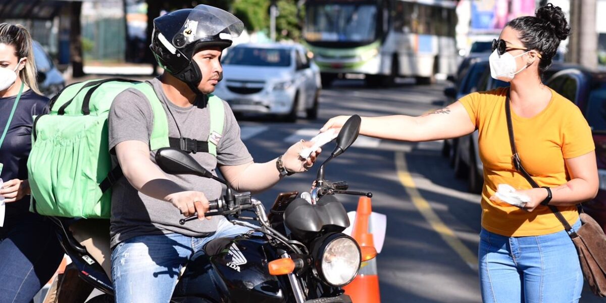 Governo de Goiás distribui 5 mil máscaras de proteção contra Covid-19 a entregadores por aplicativo