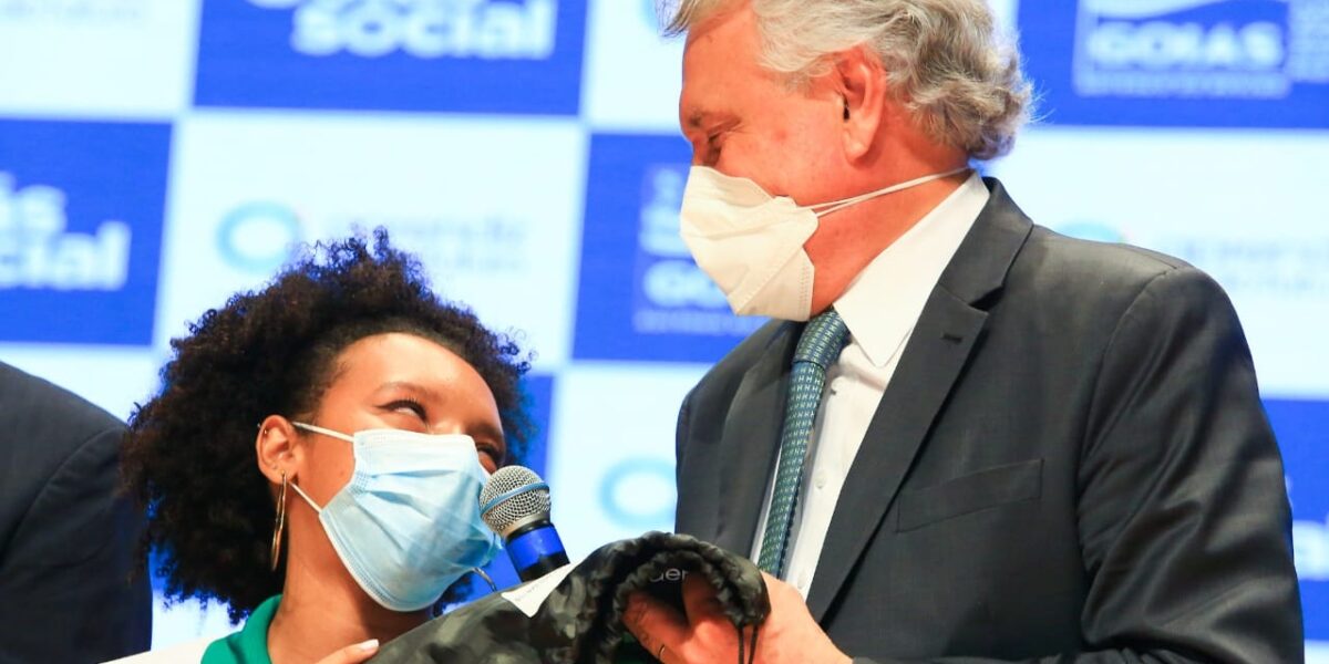 Governador Ronaldo Caiado assina contrato e entrega material de trabalho a jovens selecionados para programa Aprendiz do Futuro, que empregará 5 mil estudantes