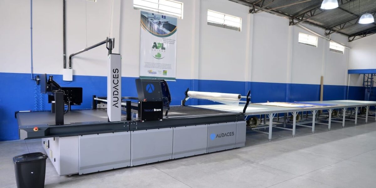 Governo entrega máquina de corte de tecido a laser para atender empresários do ramo de confecção de Jussara e região