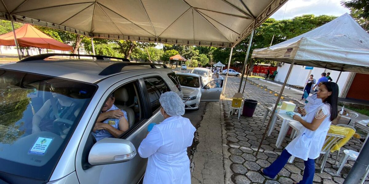 Governo de Goiás vacina contra influenza no ‘drive-thru’ do Detran