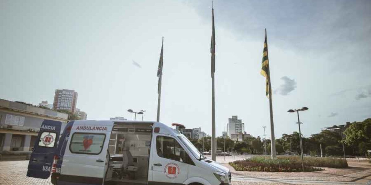 Governo de Goiás recebe doação de ambulância com UTI do TJ-GO