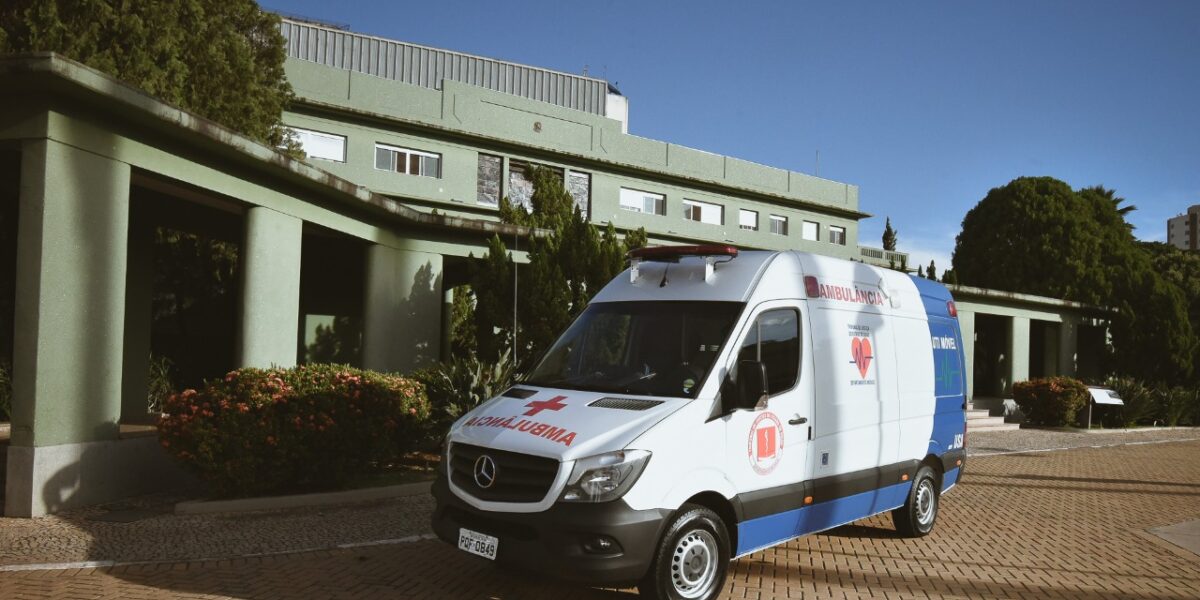 Governo de Goiás recebe doação de ambulância com UTI do TJ-GO