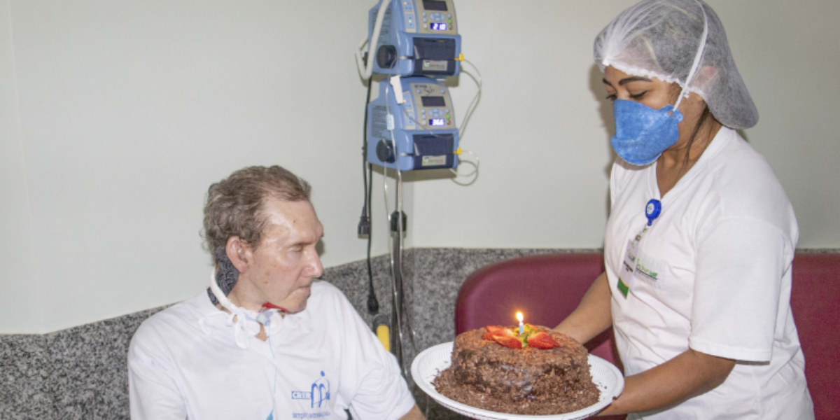 Crer comemora aniversário de 69 anos de paciente internado 