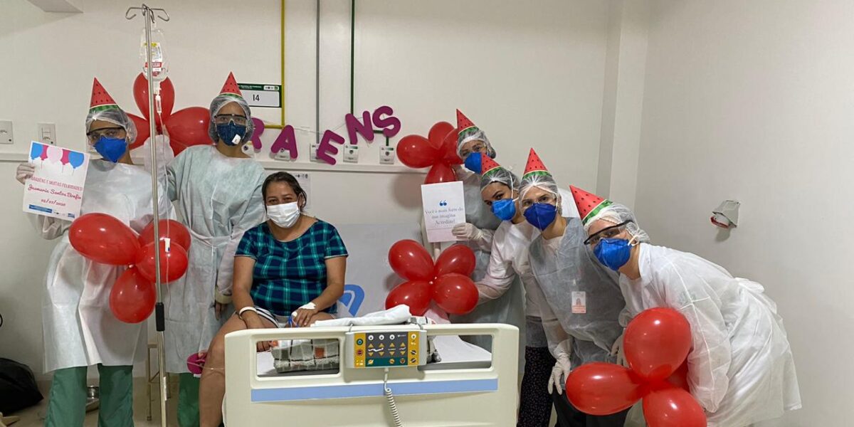 Equipe do Hospital Regional de Itumbiara celebra aniversário de paciente com Covid-19