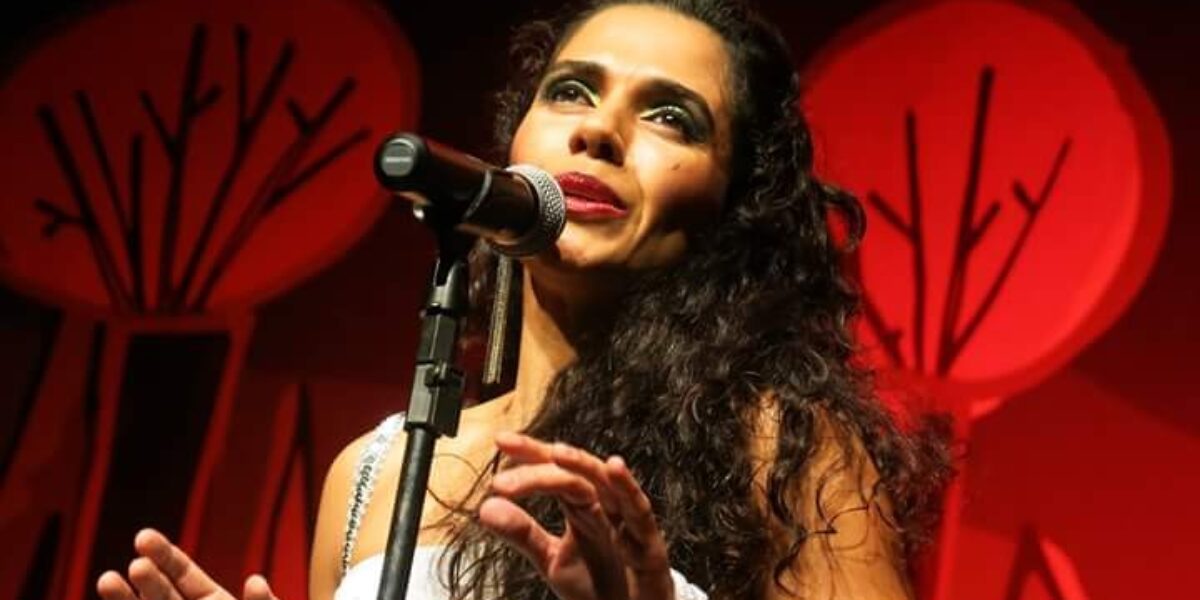 Débora di Sá interpreta Carmem Miranda no Sarau do HGG 