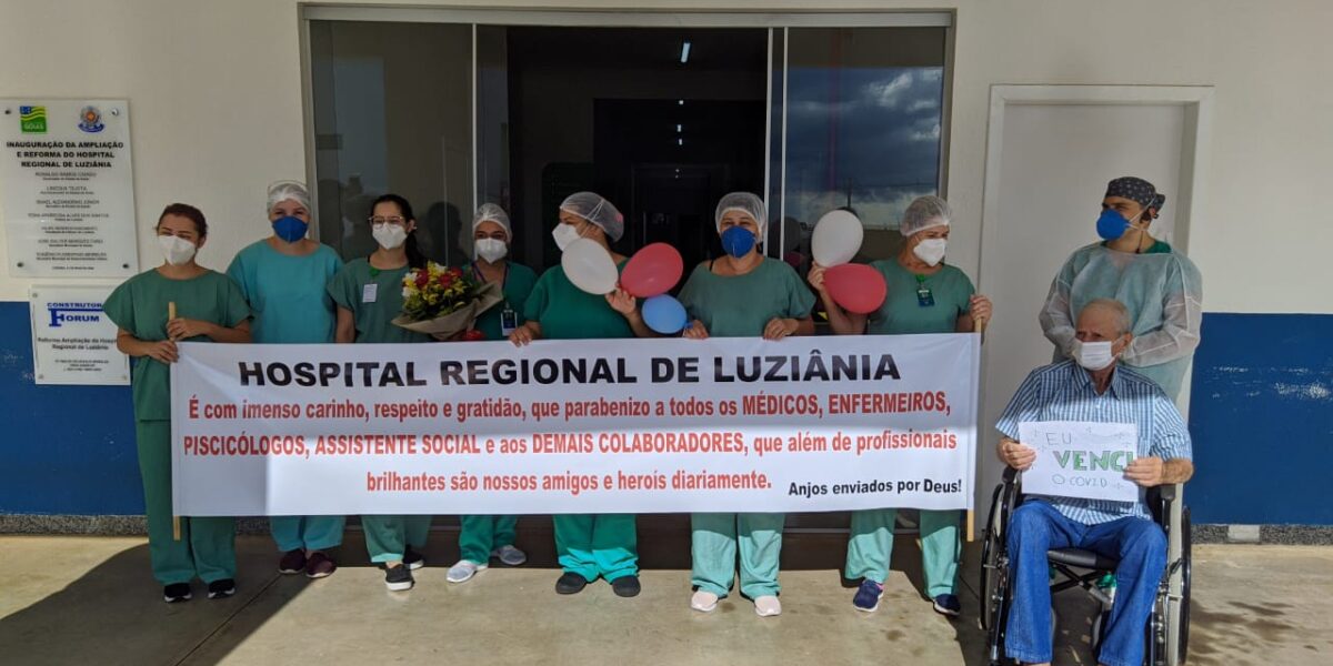 Idoso curado de Covid-19 no Hospital Regional de Luziânia recebe alta e festa virtual