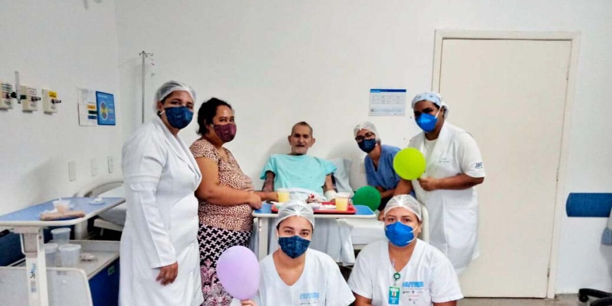 Hutrin celebra aniversário de pacientes internados