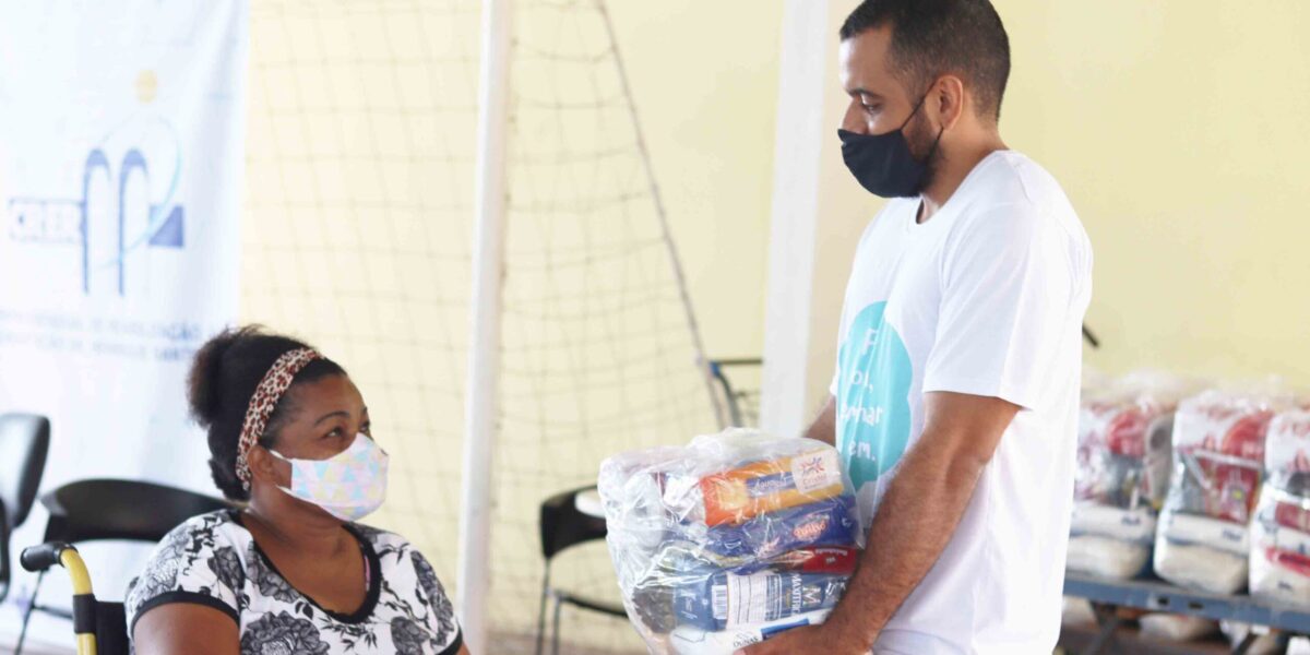 Crer realiza doação de 130 cestas básicas e kits de higiene a pacientes