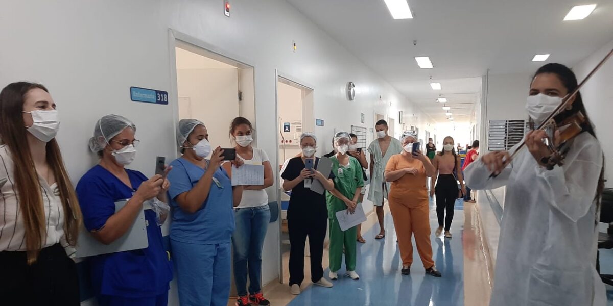 Serenata de Natal leva música e esperança para pacientes do Hugo