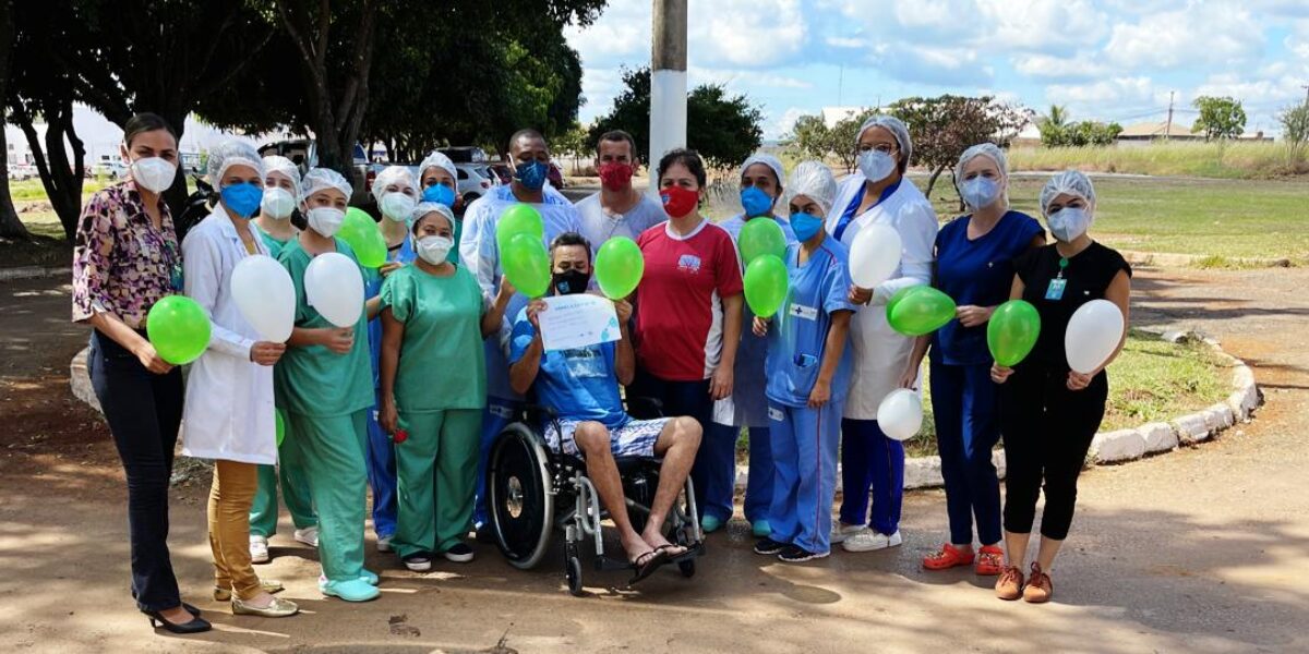 Paciente do HRF recebe alta após uso contínuo de capacete ventilador