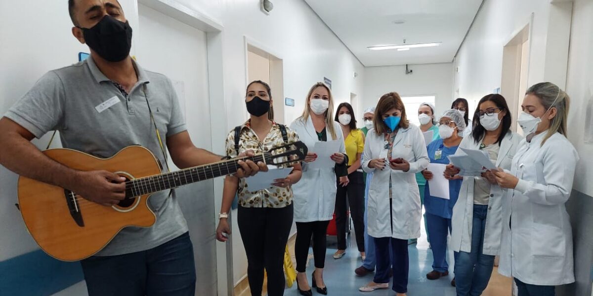 Hugo homenageia profissionais da enfermagem com serenata 