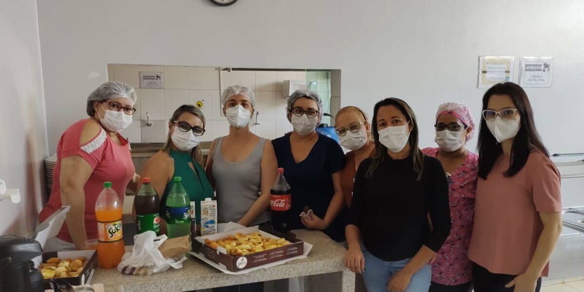 Equipe de enfermagem do HEMNSL homenageada por acompanhante de paciente