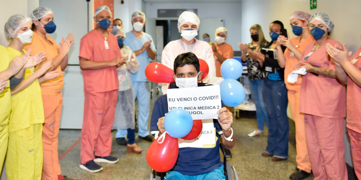 Pacientes comemoram a vitória contra a covid-19 no Hugol