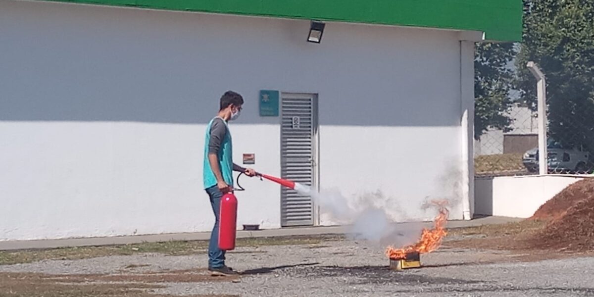 Colaboradores do Hutrin participam de treinamento contra acidentes e incêndios