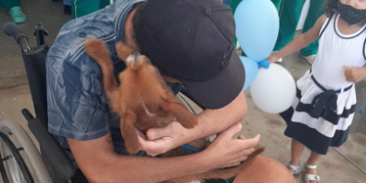 Vigilante é recebido por cachorro de estimação na saída do Hospital Estadual de Luziânia