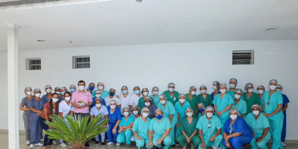 Paciente homenageia profissionais do Hospital Estadual de Itumbiara