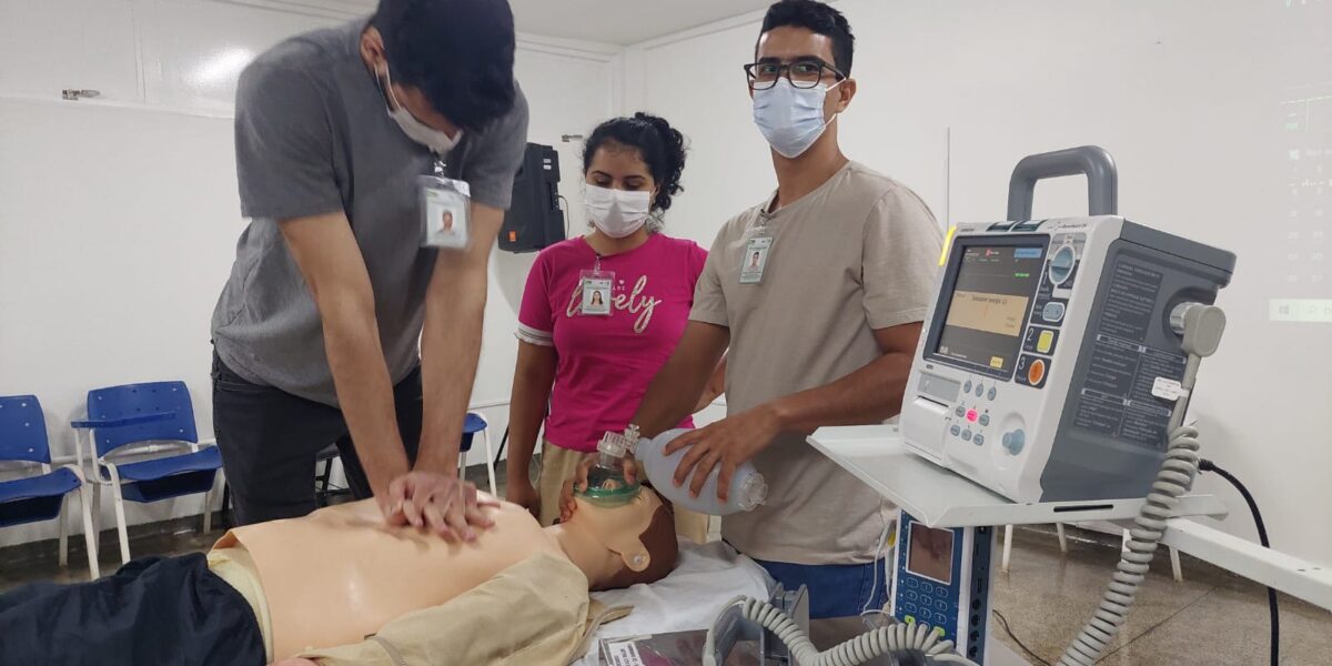 Hugo promove qualificação sobre parada cardiorrespiratória a residentes 