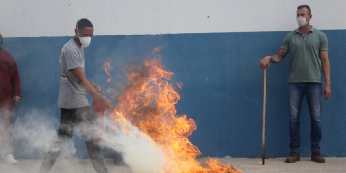 Colaboradores do Hospital Estadual de Luziânia participam de treinamento contra incêndio