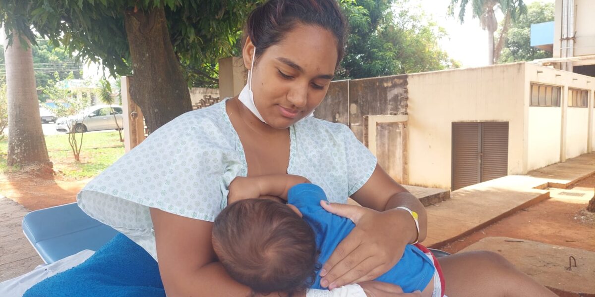 Mãe internada no Hugo recebe visita do filho de 1 ano e amamenta o menino