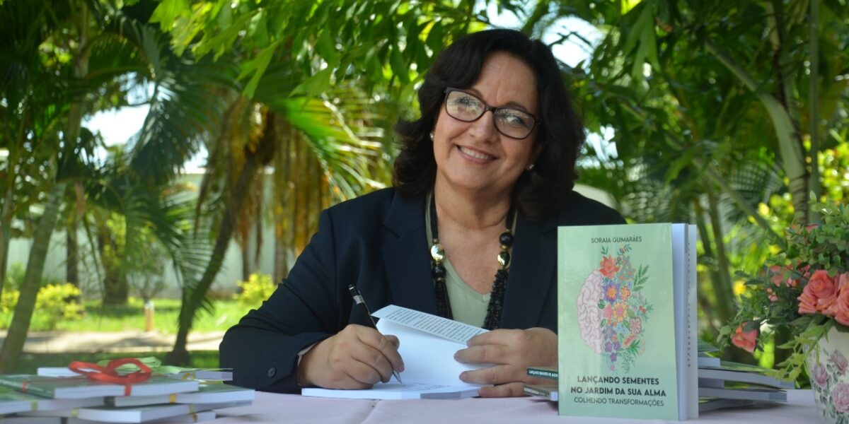 Colaboradora da SES lança livro no dia do servidor público