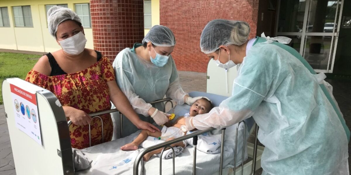 Bebê internado no Hospital Estadual de Santa Helena toma banho de sol