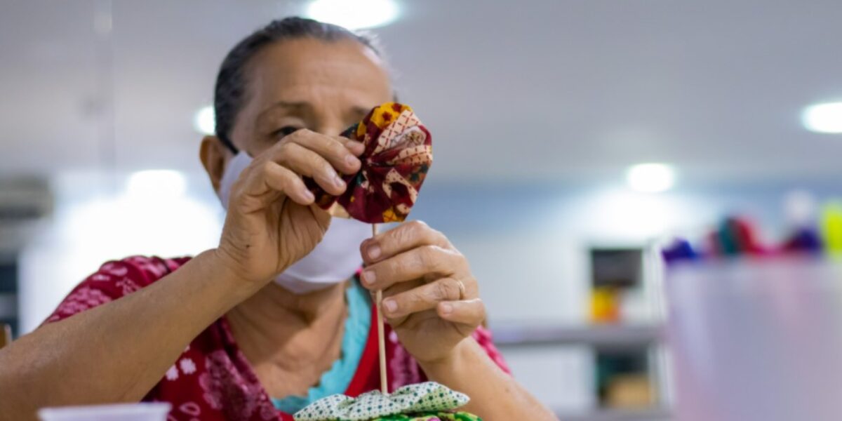 Crer promove arte e terapia a pacientes, que fazem árvore de Natal de fuxico