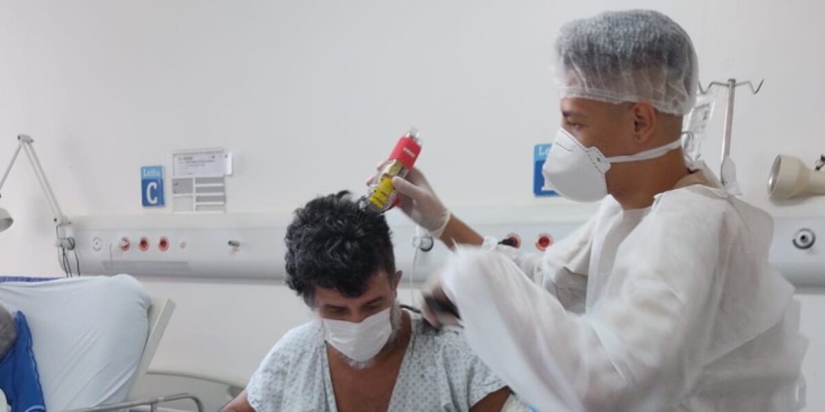 Hugo promove corte de cabelo e barba para pacientes internados