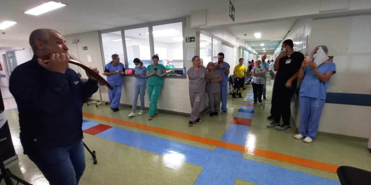 Sons de violino e flauta quebram rotina do Hospital Estadual da Mulher