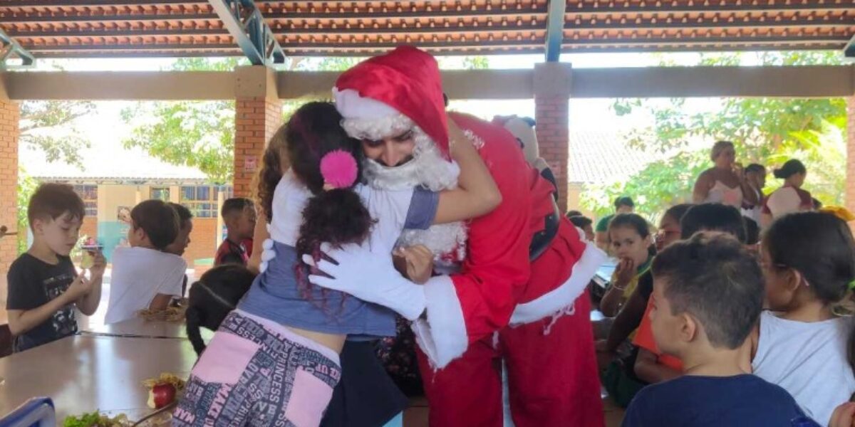 Colaboradores do Heapa distribuem brinquedos para 200 crianças