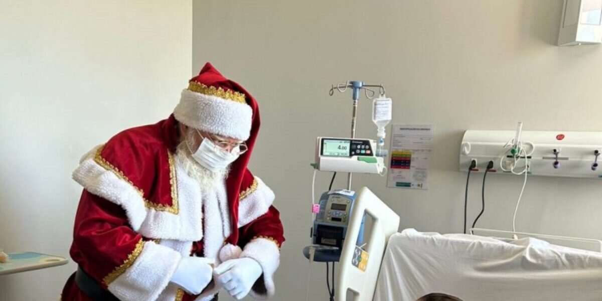 Papai Noel entrega brinquedos para crianças hospitalizadas no Hecad