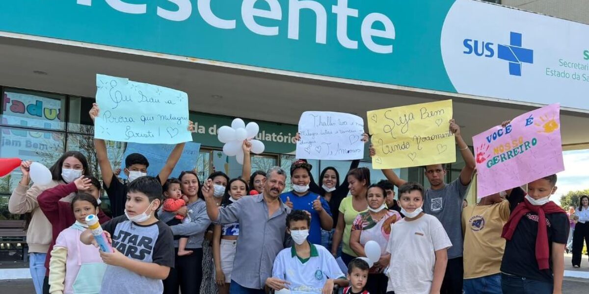 Familiares e amigos comemoram alta de criança que enfrentou dengue hemorrágica no Hecad