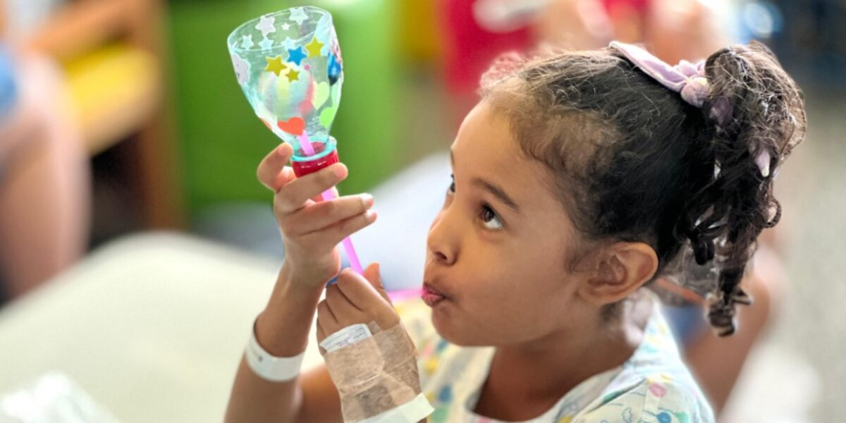 Oficina de produção de brinquedos diverte pacientes do Hecad na semana da criança