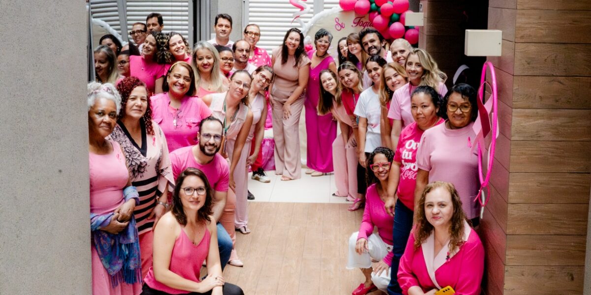 Servidores da SES-GO celebram o Dia R com trajes na cor rosa