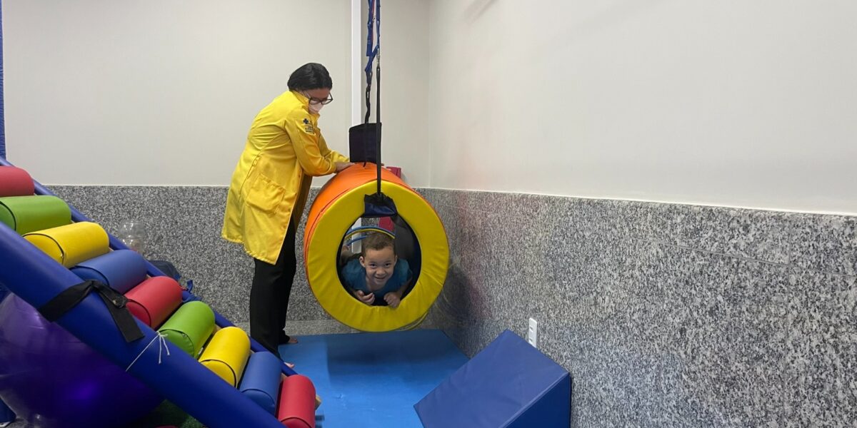 Festas de fim de ano: Saúde estadual alerta sobre impacto de fogos de artifício e música alta para autistas