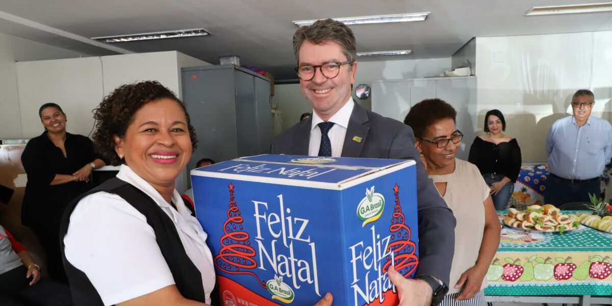 Entrega de cestas natalinas para equipe da copa, limpeza e conservação da SES-GO – 17/12/2024