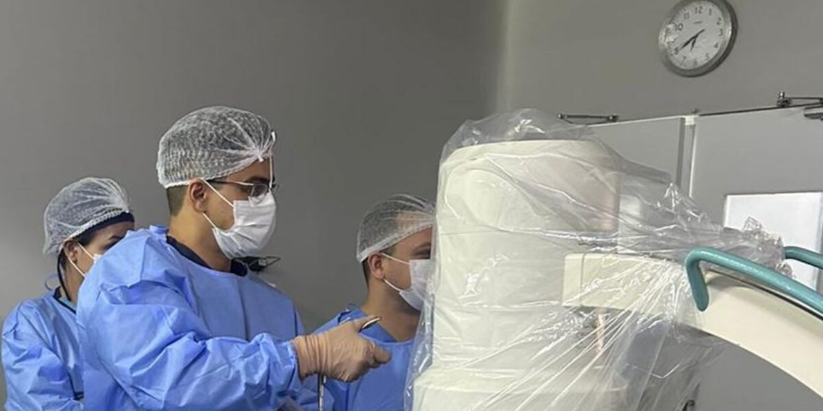 Hugo inova no tratamento de doenças da coluna vertebral com implantação de cirurgia minimamente invasiva