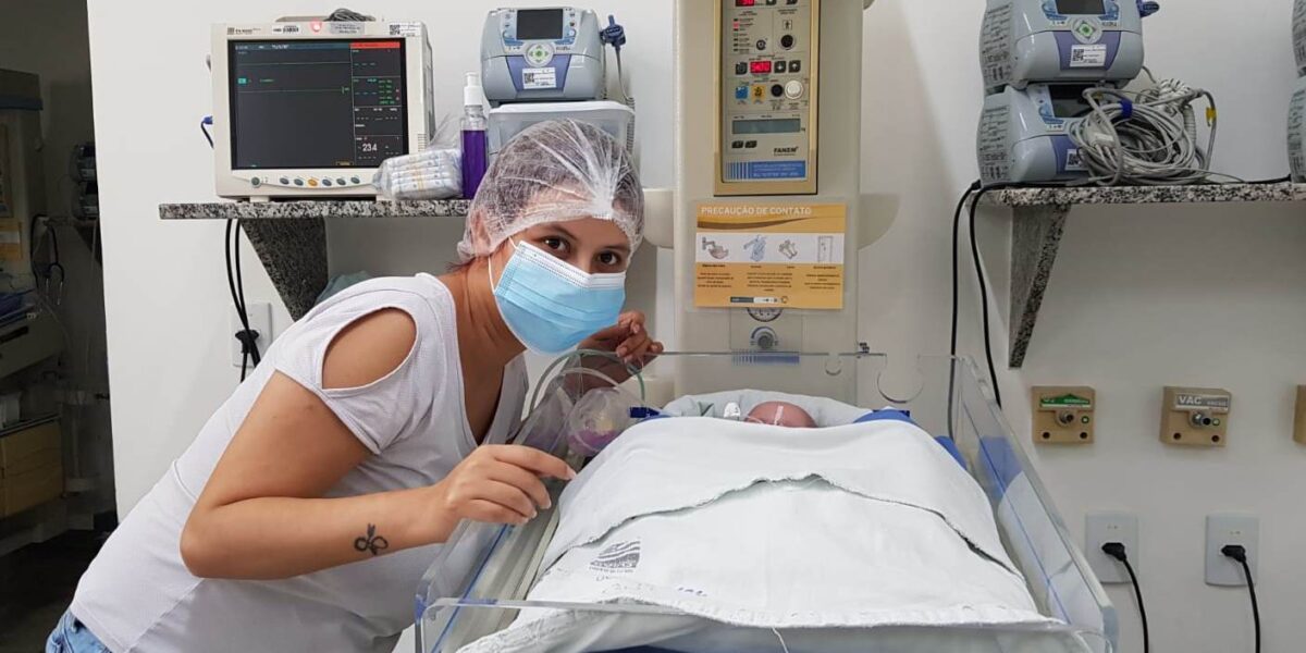 Bebê prematuro recebe atendimento integral e humanizado no Hemu