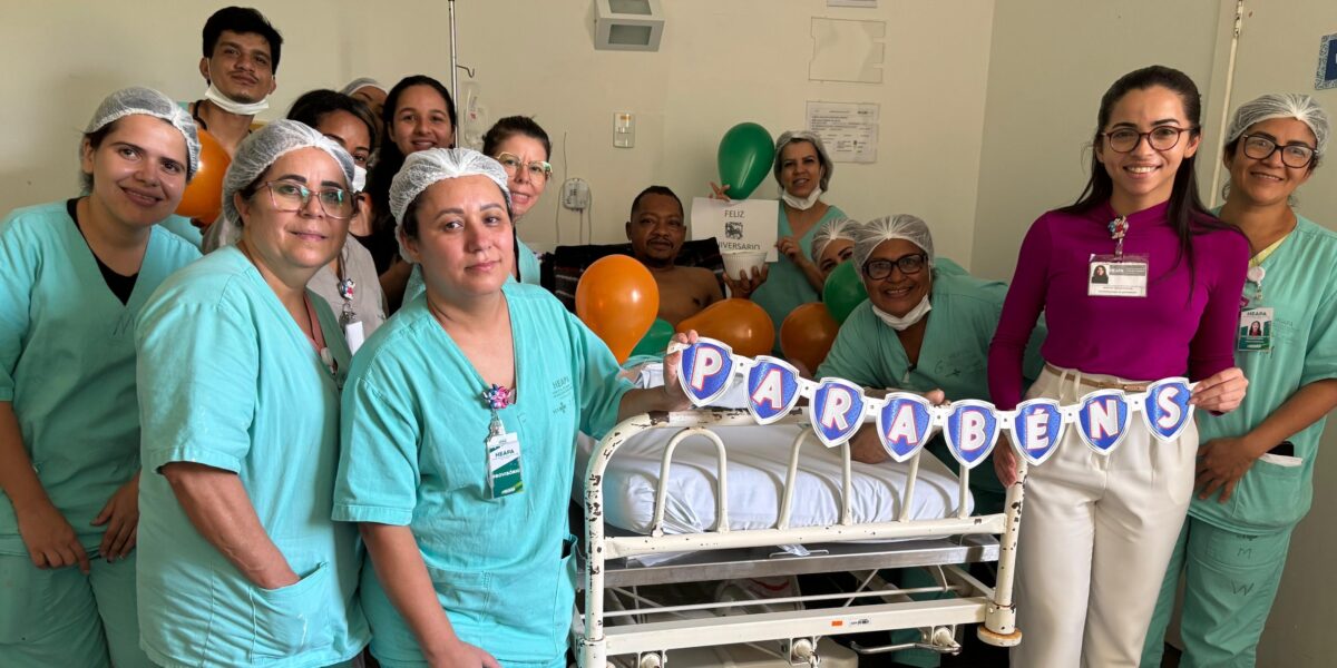 Equipe do Heapa comemora aniversário de paciente internado