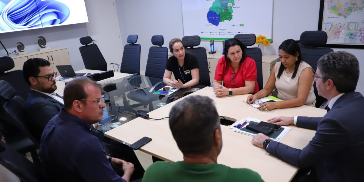 Secretário recebe assessor do deputado Lucas do Vale e prefeita de Doverlândia, Genilva Kátia Assis – 17/12/2024